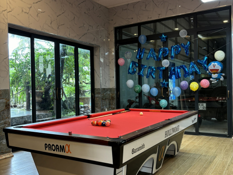 Hoàn Thành cho anh trai giải trí tại nhà