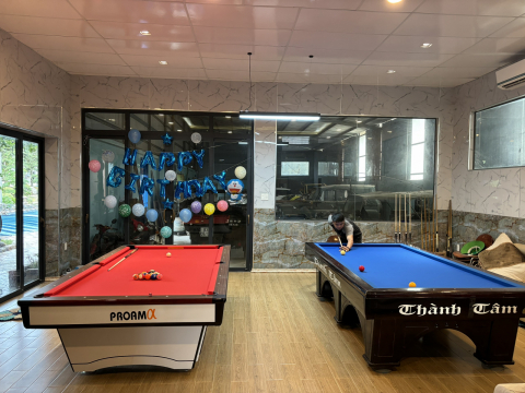 Hoàn Thành cho anh trai giải trí tại nhà