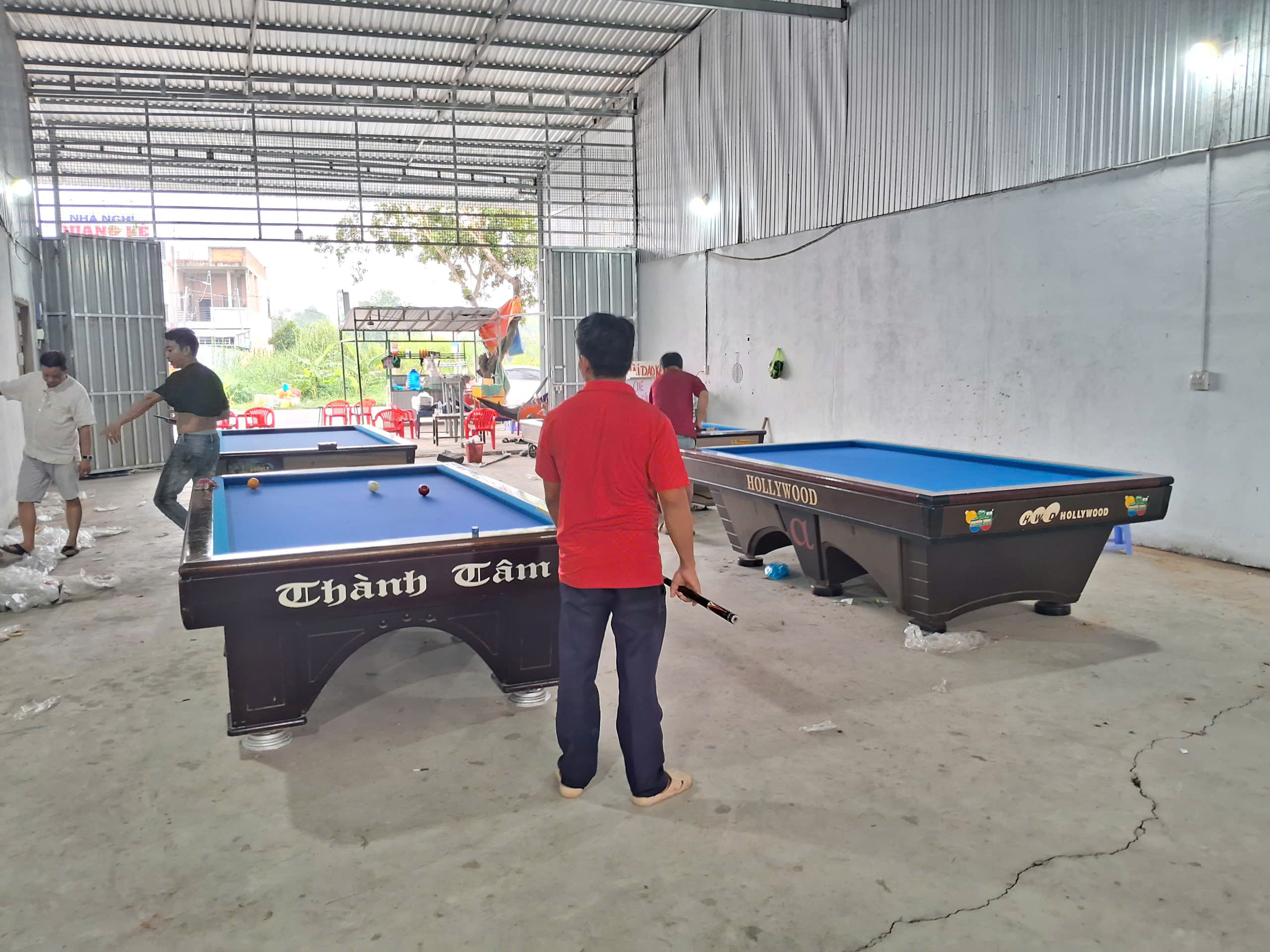 Theo dõi việc sử dụng bàn để đối chiếu nhu cầu trước khi đầu tư thêm thiết bị.