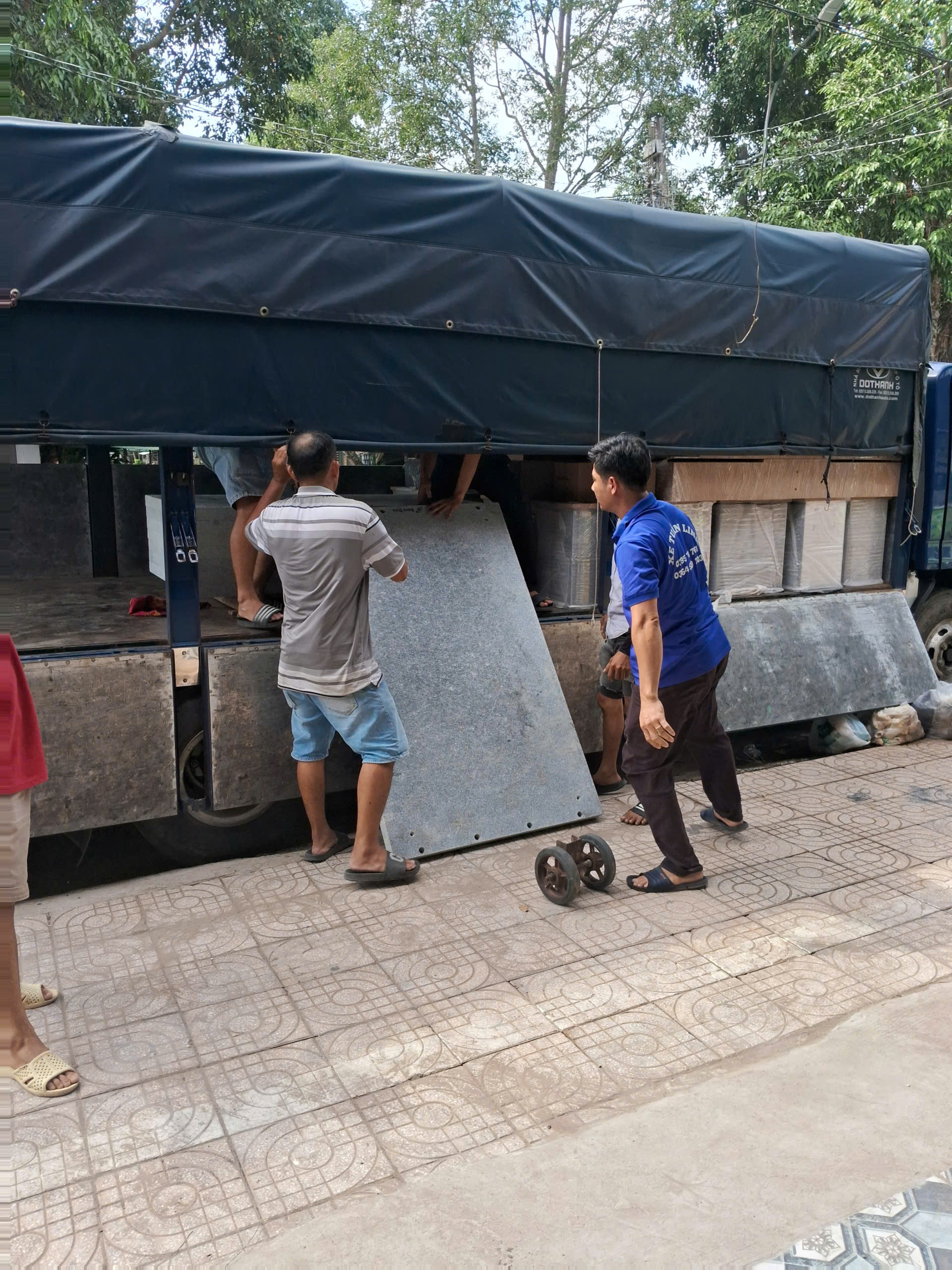 Bàn bida được che chắn khi vận chuyển, minh họa khâu bảo vệ thiết bị trong giao nhận.