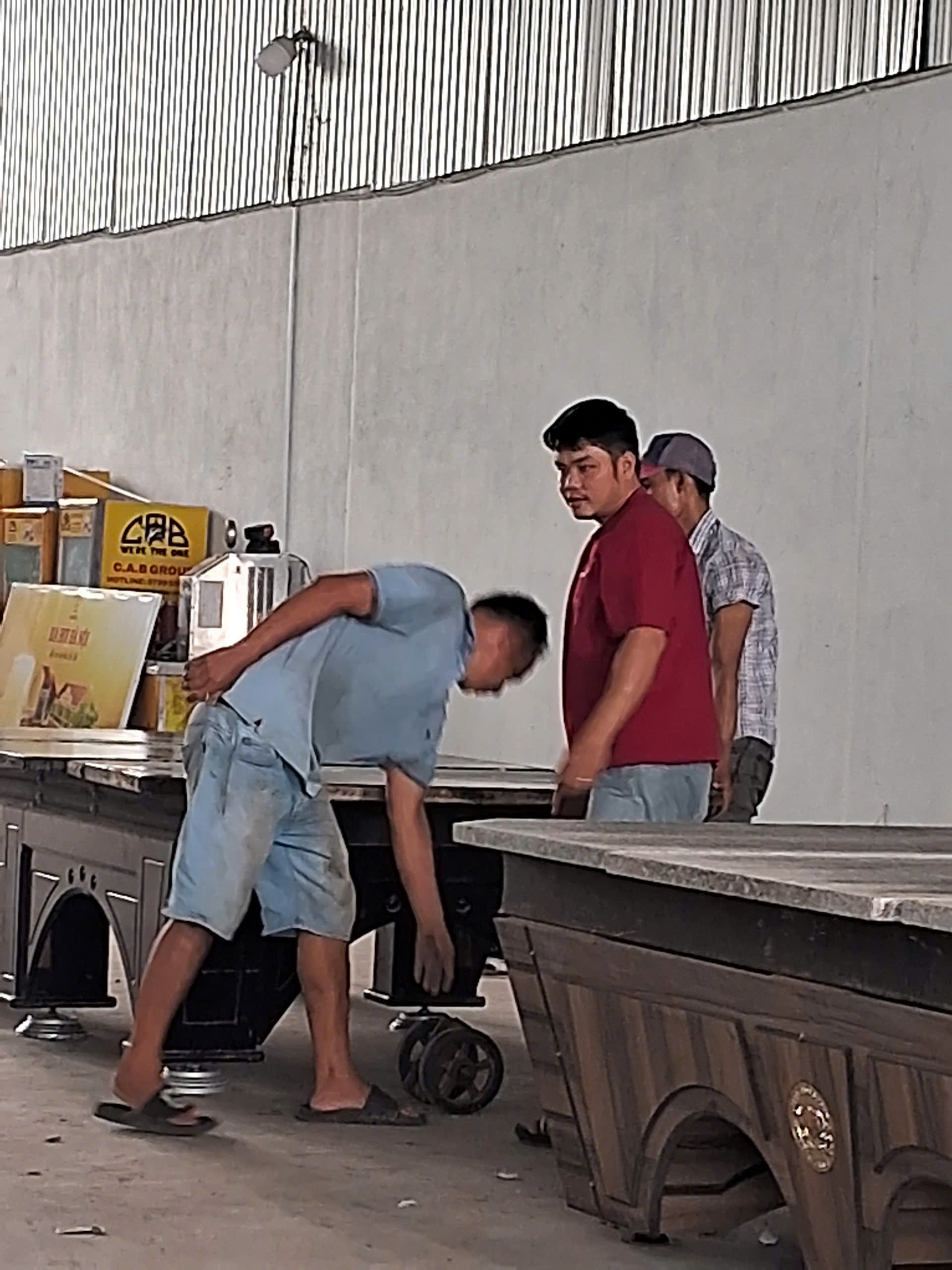 Nhân viên lắp ráp bàn bida, minh họa việc kiểm kê và phân công khi di dời CLB.