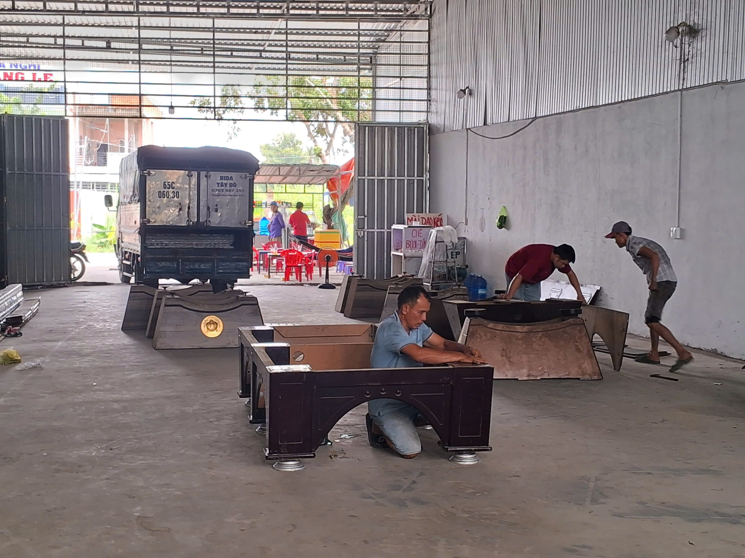 Kỹ thuật viên thao tác với bàn bida, minh họa bước tháo lắp theo cấu tạo thiết bị.