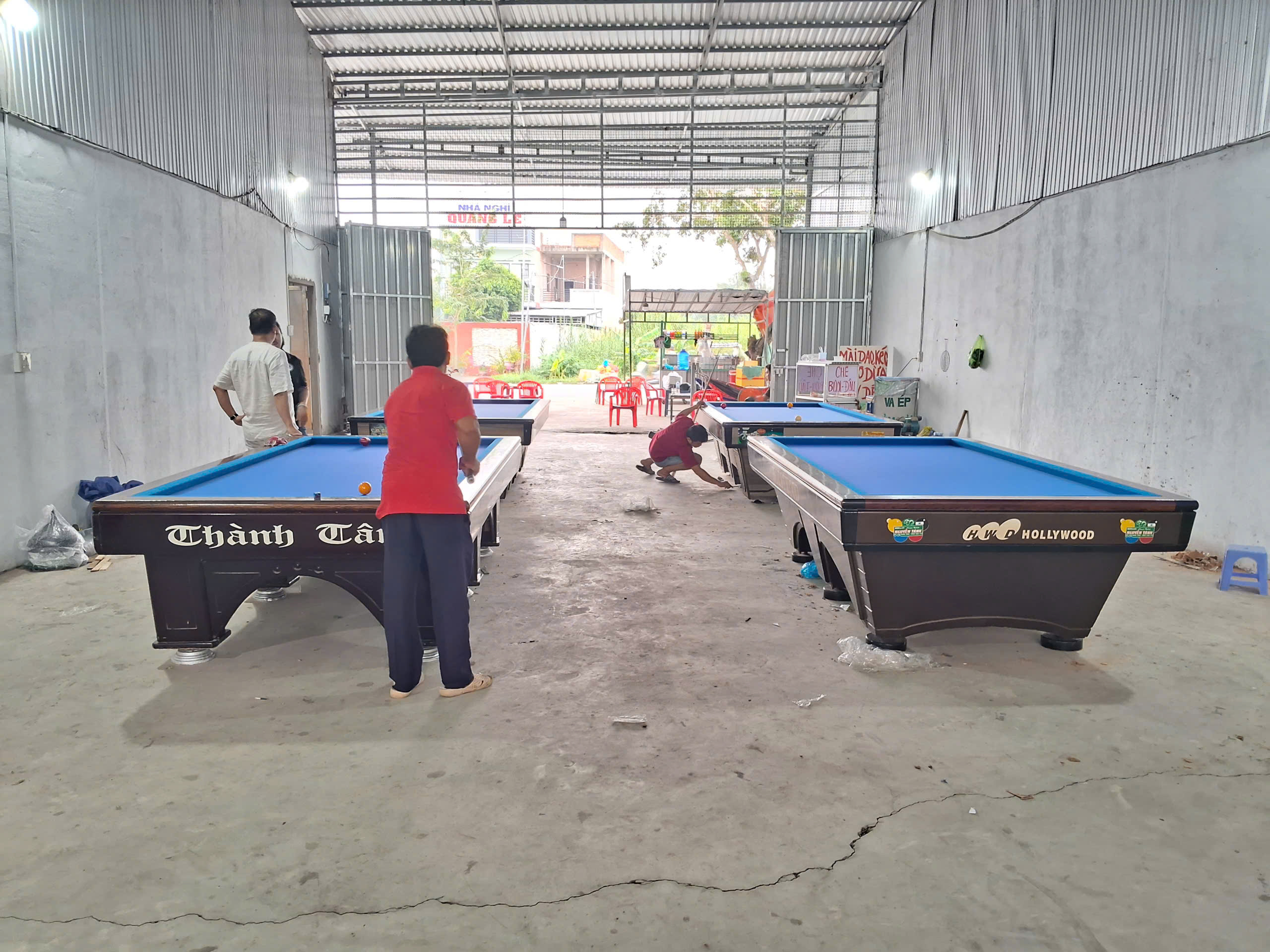 Thiết bị bida được đưa vào mặt bằng, minh họa việc bàn giao theo mã kiện và số lượng.