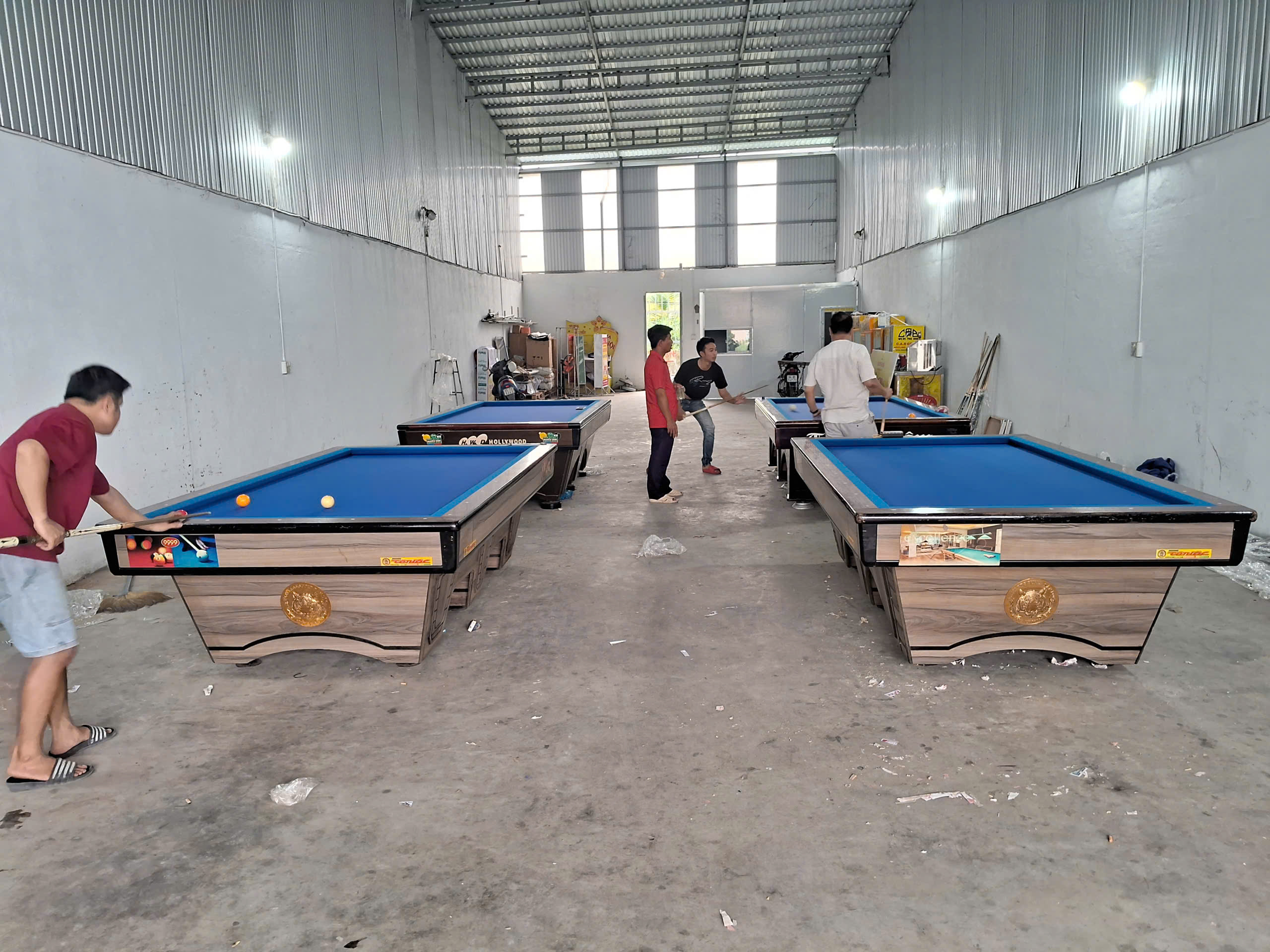 Hoàn thành nền, trần và công việc trên cao.